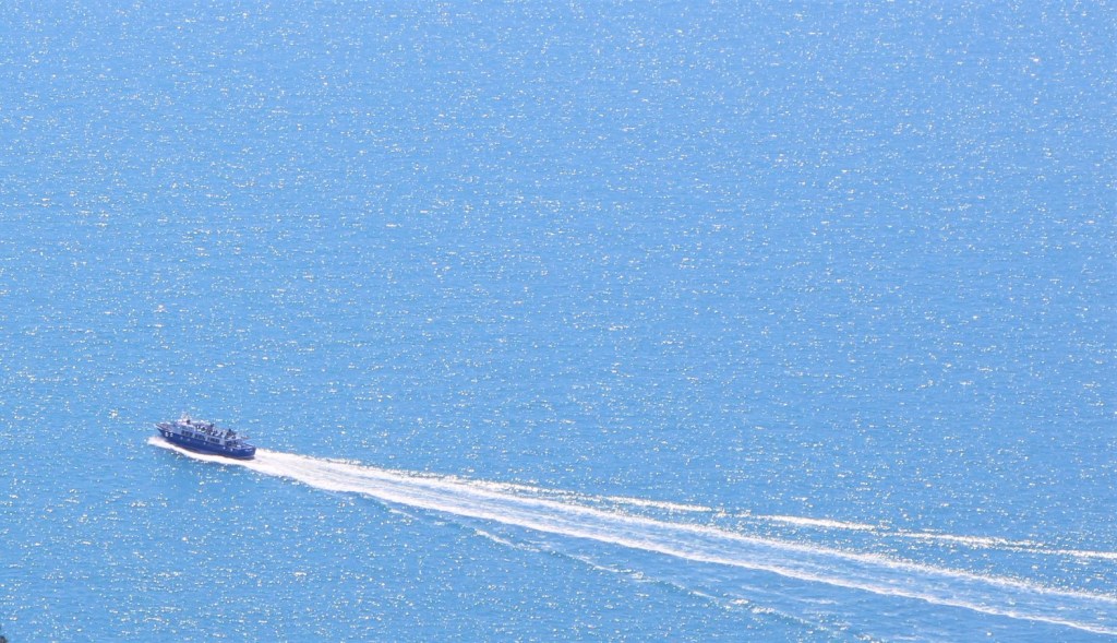 Ich will mit dir ans Meer fahren
und deine Stimme hören,
die als Echo
am Ufer zurückbleiben wird für lange.
Du wirst Muscheln sammeln
und dein Haar ordnen,
in dem der Wind endet.
Ich will deinen Übermut tanzen sehen
auf den Wellen
und dabei sein,
wenn du den Abend mit deinen Augen
entzündest.
