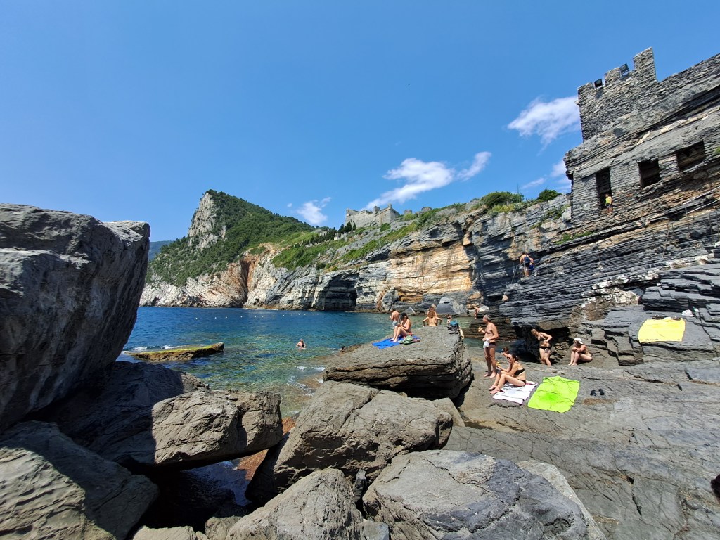 Meine Wanderung beginnt in einer der wunderschönen Oleander-Alleen von La&nbsp;Spezia