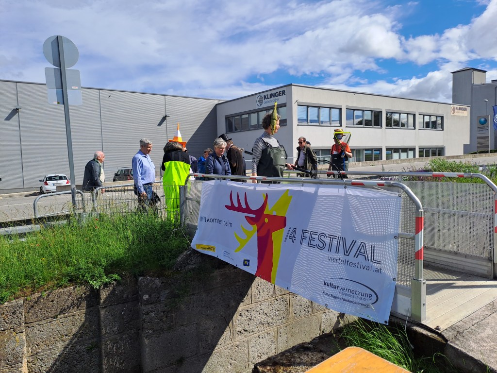 Eine Kunst und Geschichts-Performance am&nbsp;Kanal